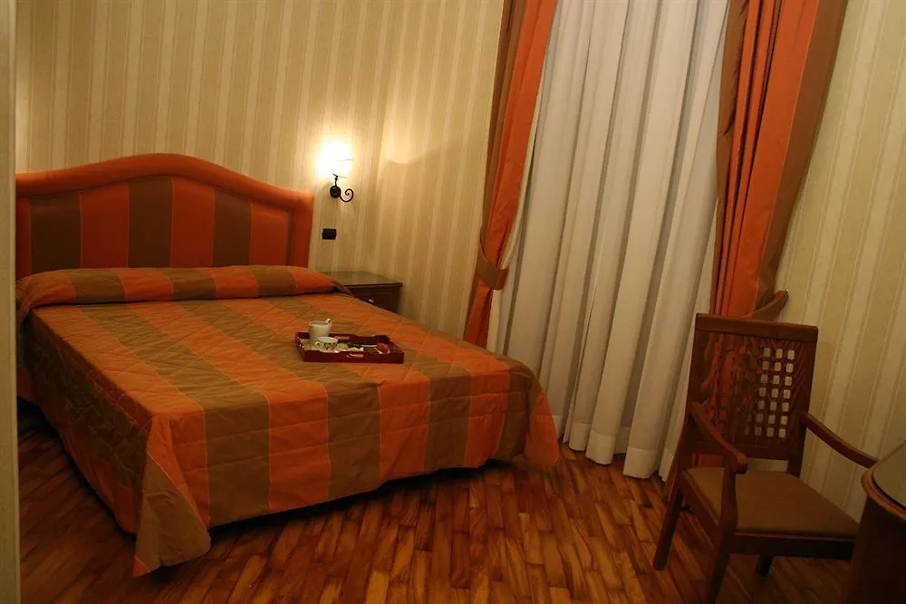 Suite Beccaria A Piazza Del Popolo Rom Italien